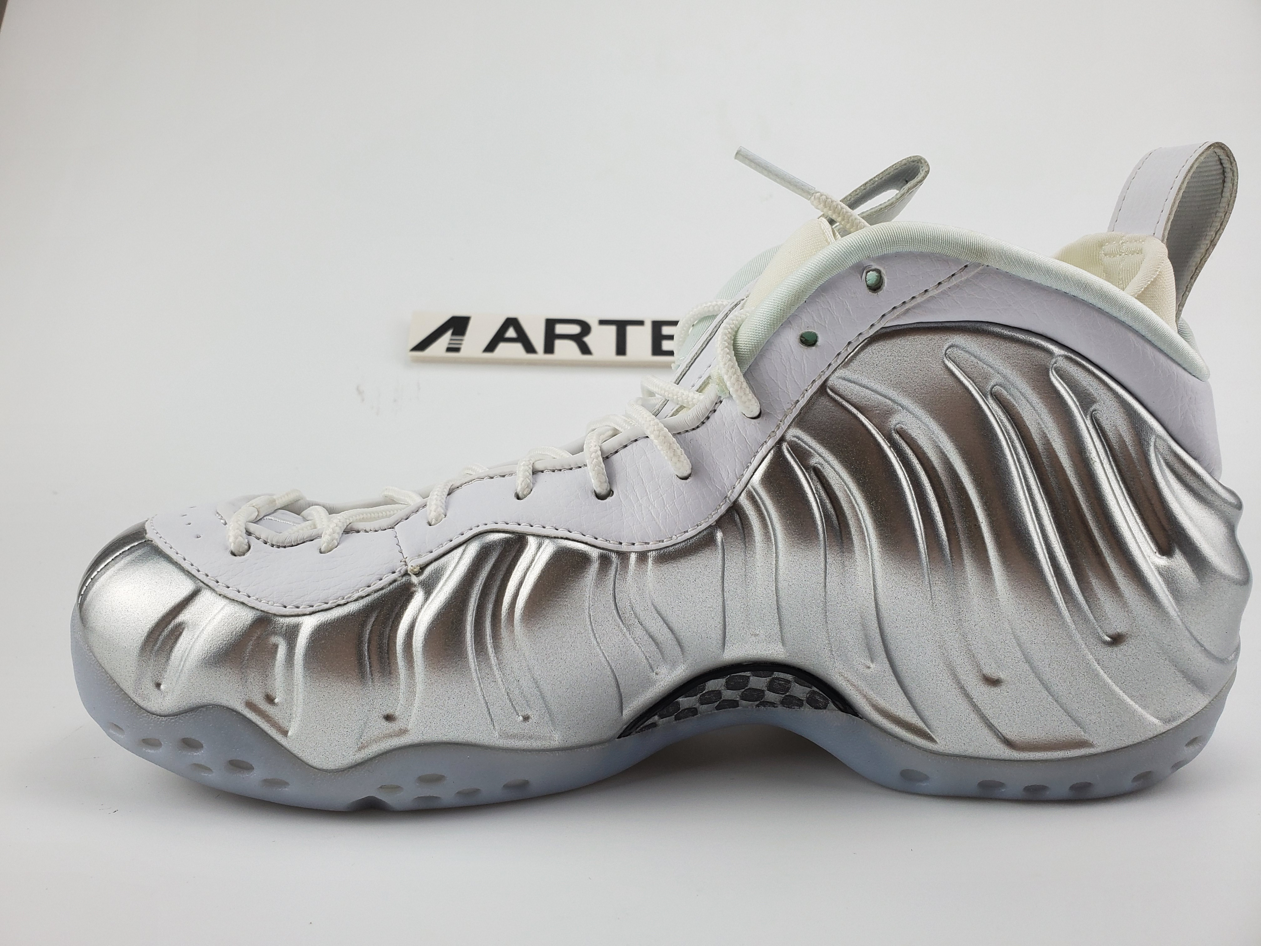 air foamposite one Ch*0me white