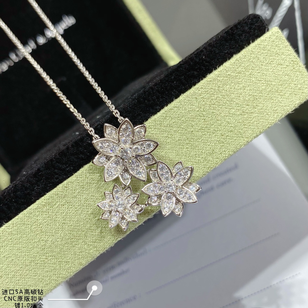 V*N CL*F & arpels lotus necklace