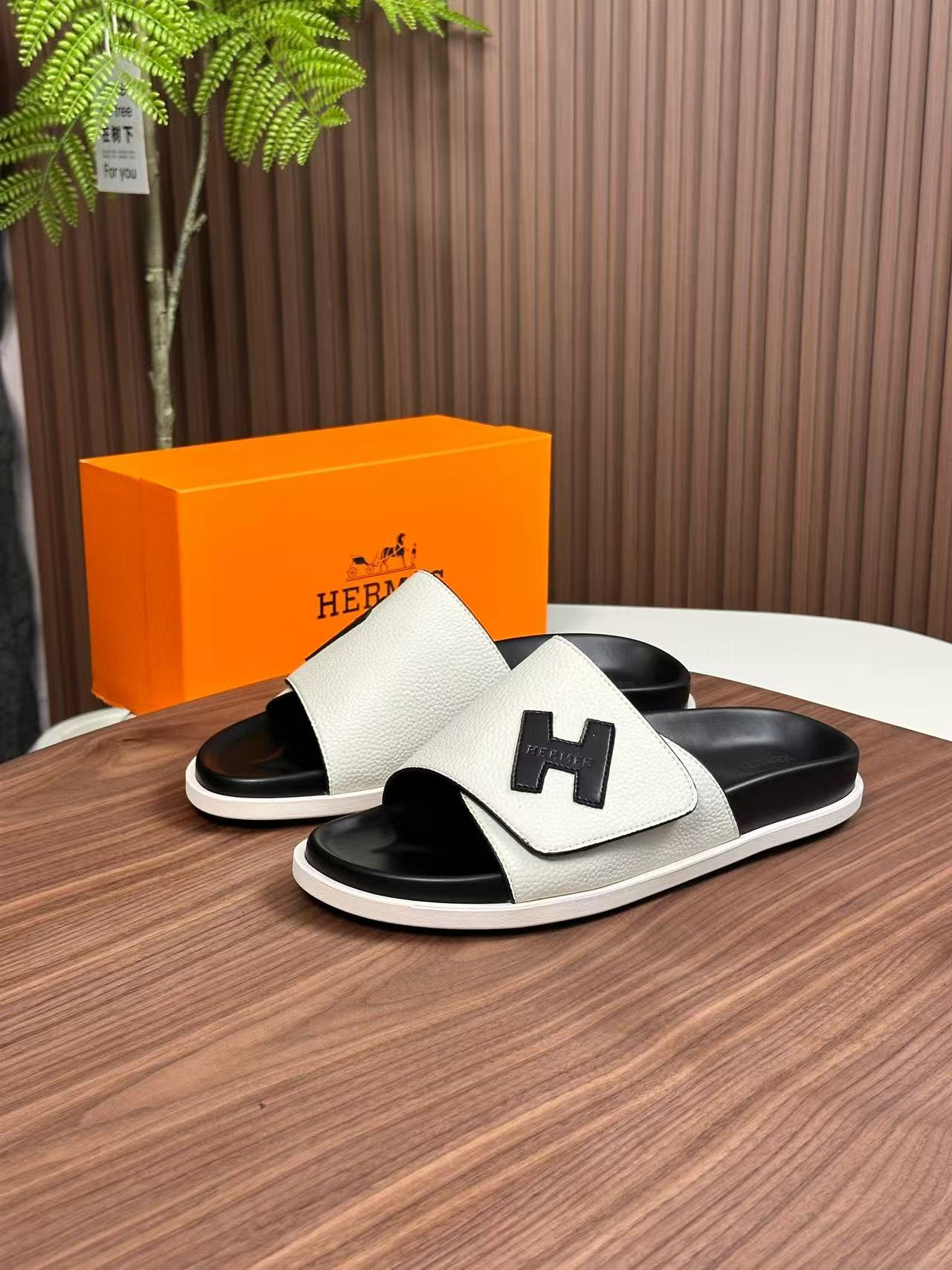 UA Hermès Sandals