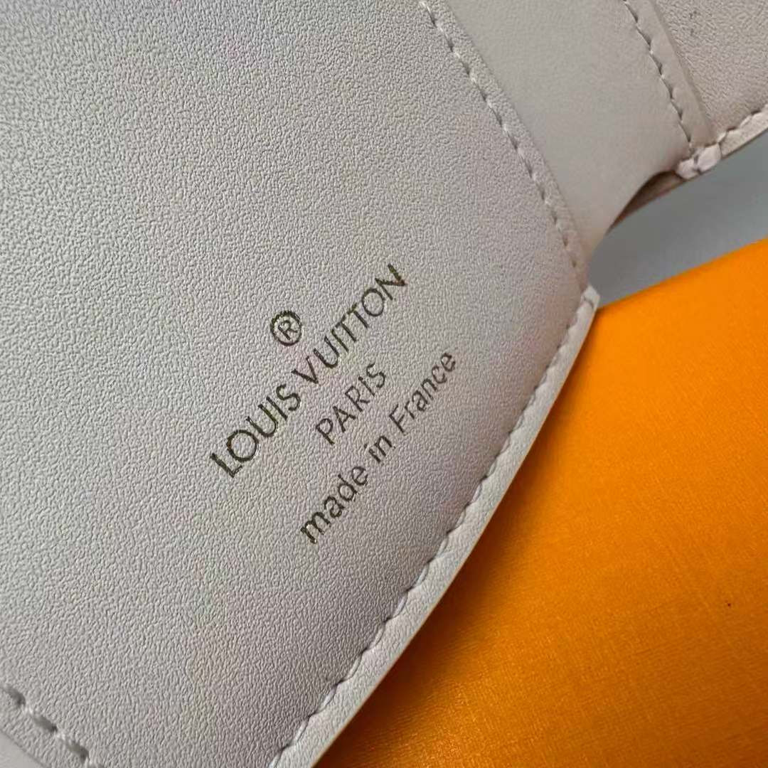 LV Portefeuille Capucines Compact M11363 13.5 x 9.5 x 3 cm