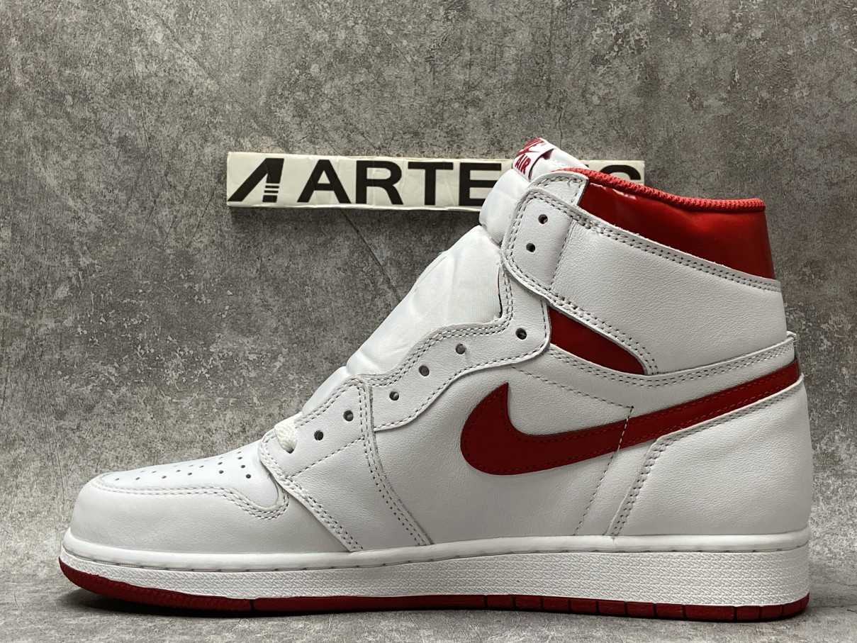 Air Jordan 1 Retro High Metallic Red