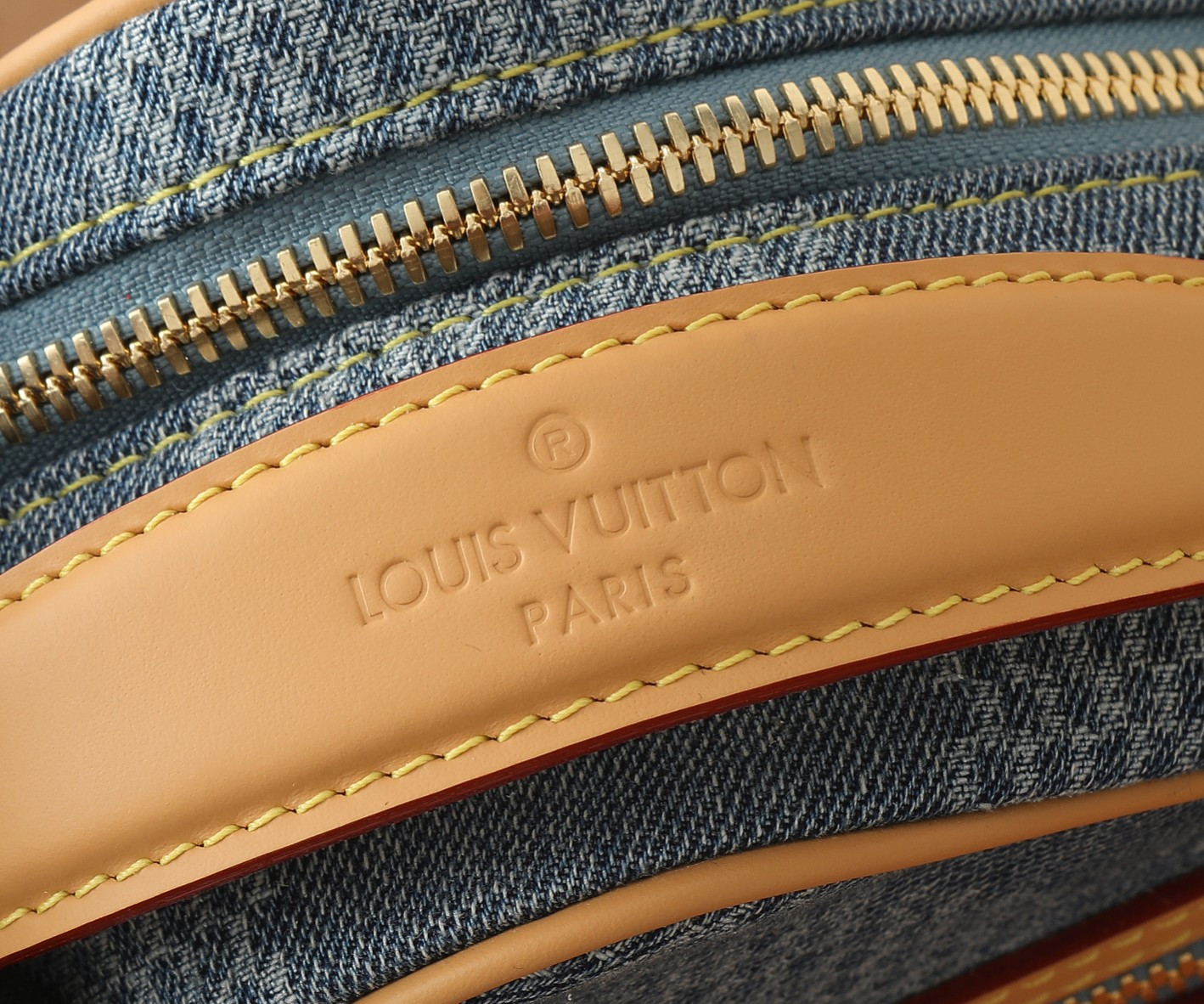 LV Chess Messenger M40706 9.4 x 9.4 x 3.1 inches