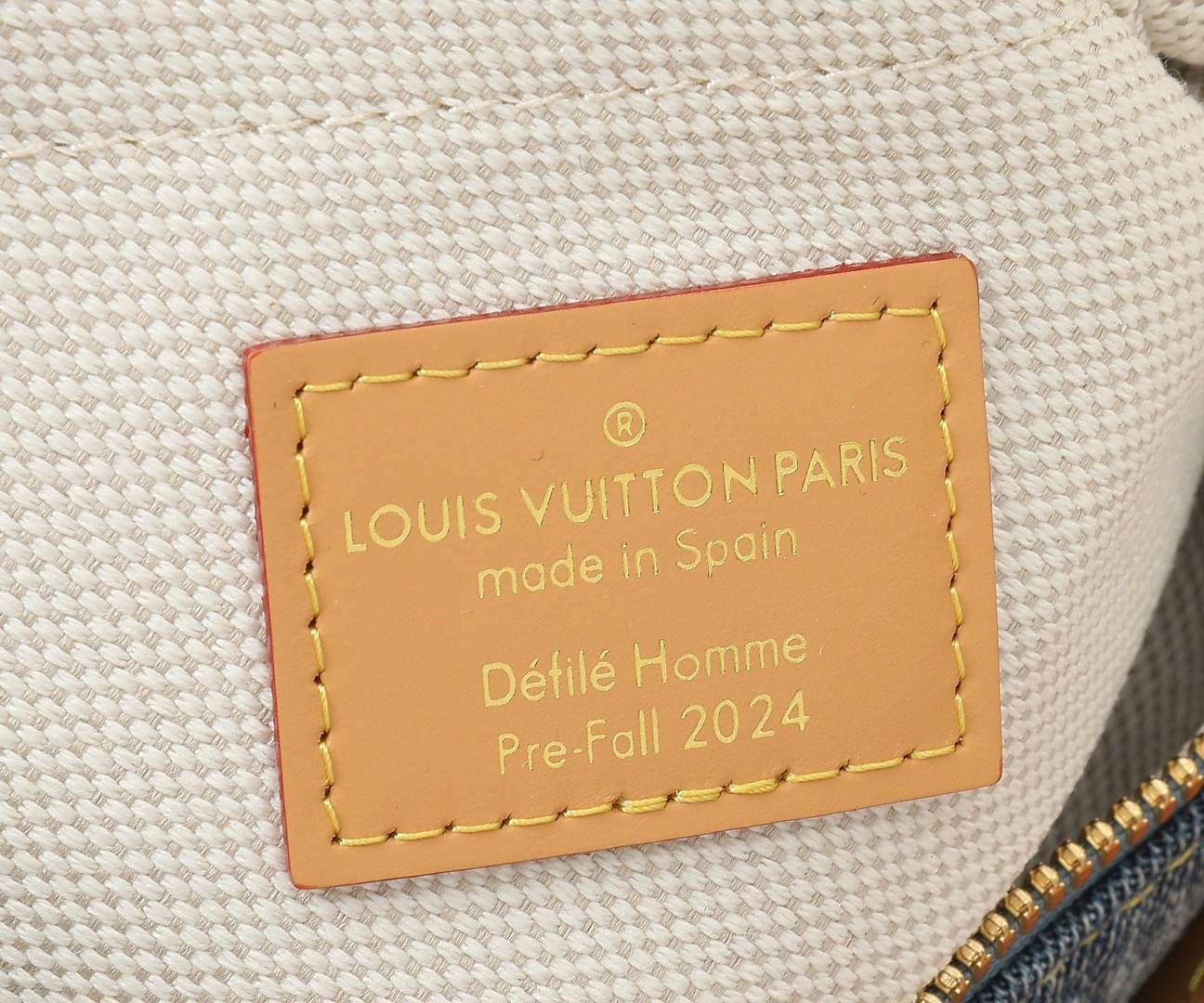 LV Chess Messenger M40706 9.4 x 9.4 x 3.1 inches