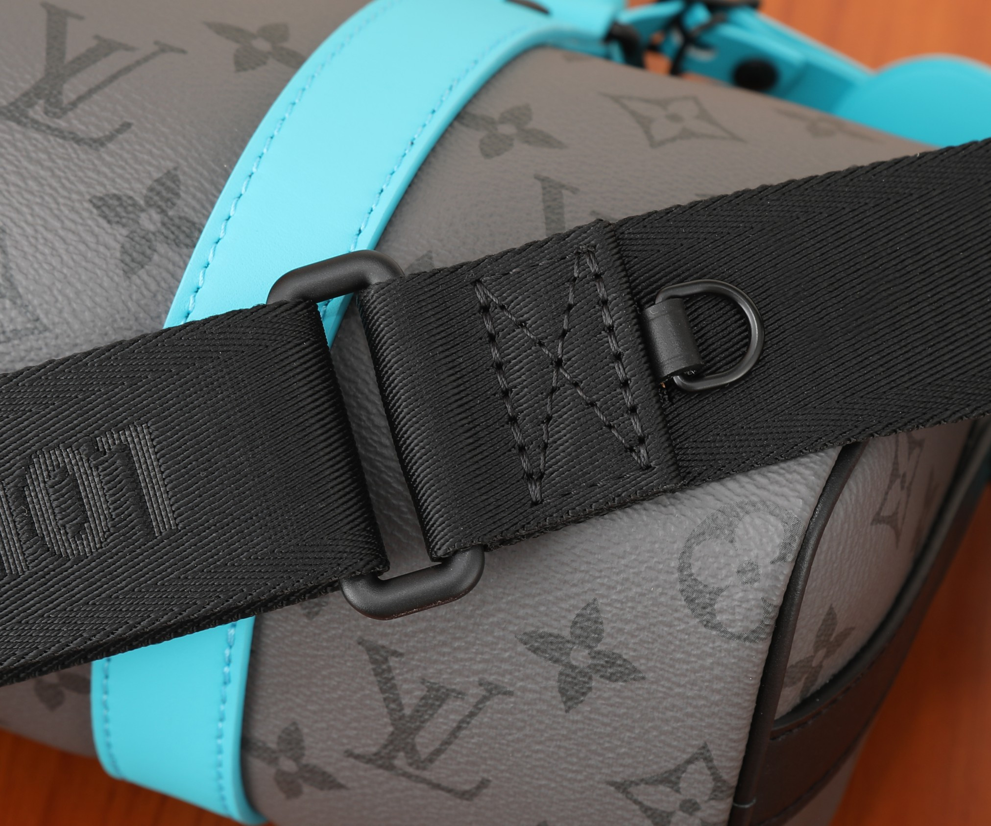 LV Keepall Bandoulière 25 M11645 9.8 x 5.9 x 4.3 inches