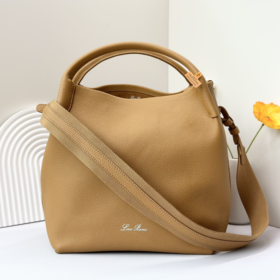 L**o p*ana large bale bag grained calfskin 24 x 20 x 27 cm