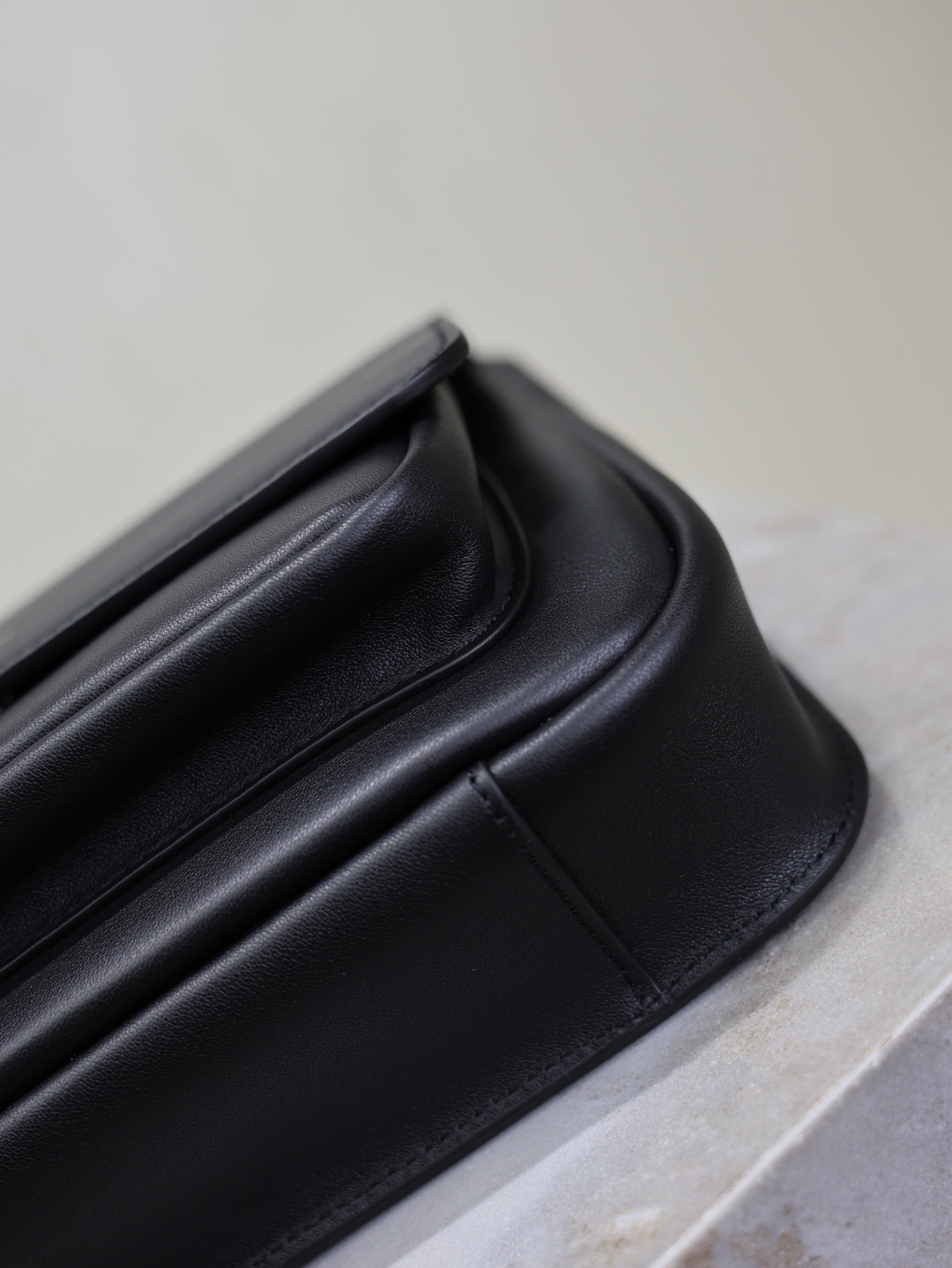 y*l Sa**t Lau*nt niki small satchel in smooth leather 21x16x5cm